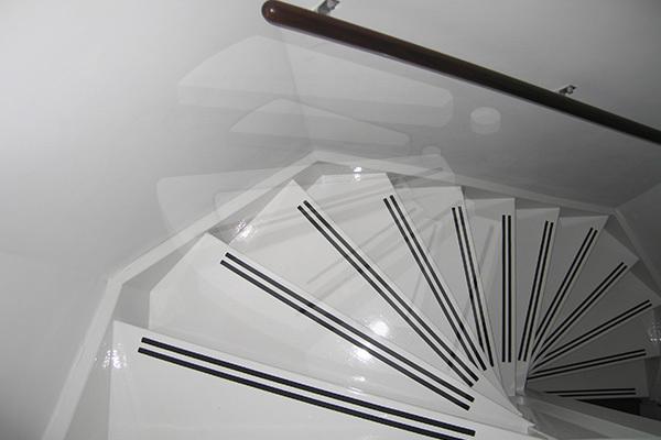 trip trap antislip frezen van de trap en montage van anitislip trapstrips trip trap antislip frezen van de trap en montage van anitislip trapstrips