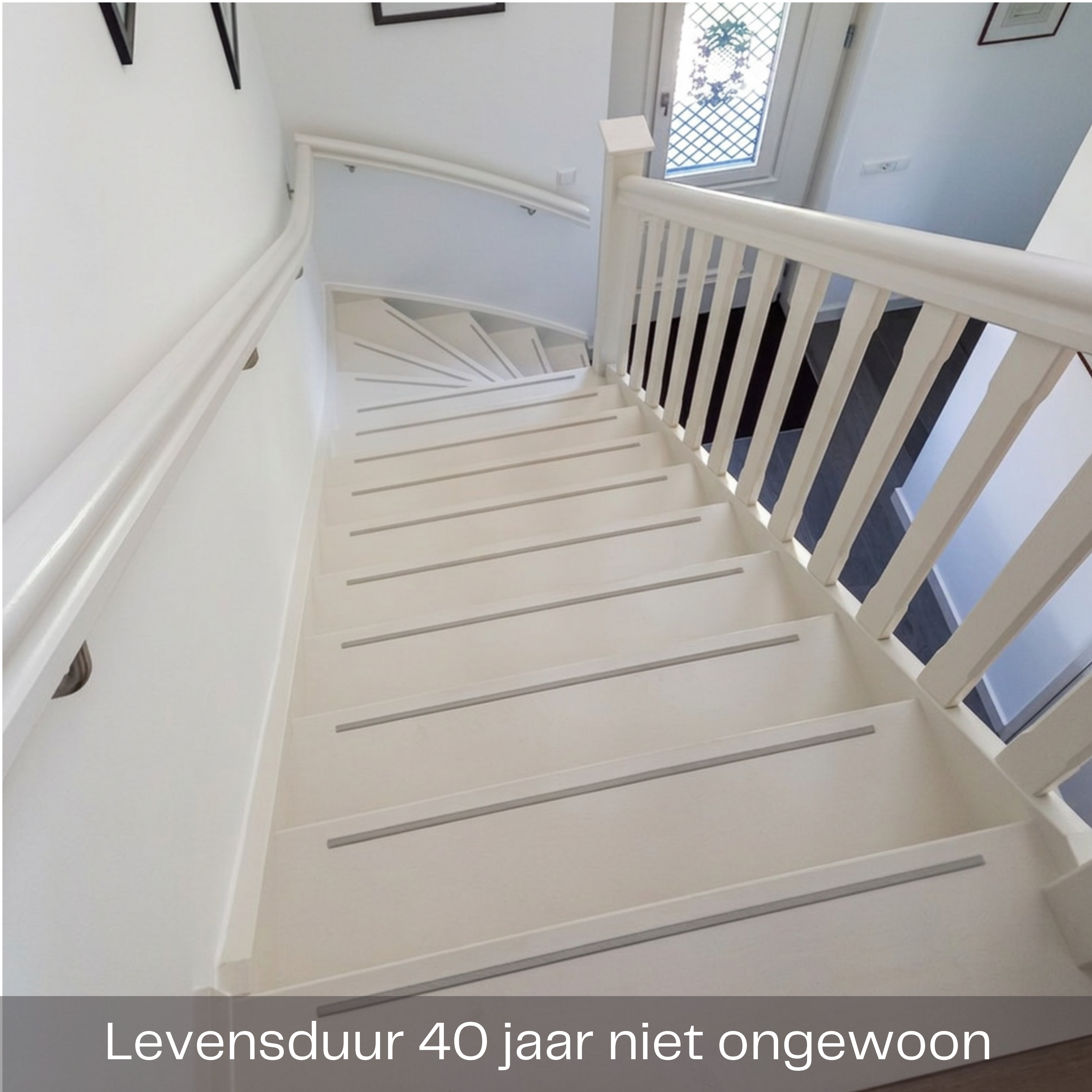 Ingefreesde antislipstrip op een witte trap